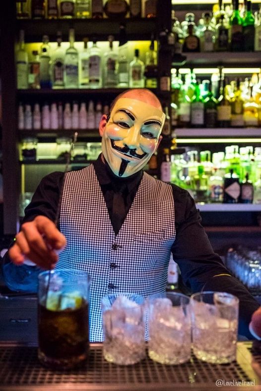 Anonymous   masque v pour vendetta en barman