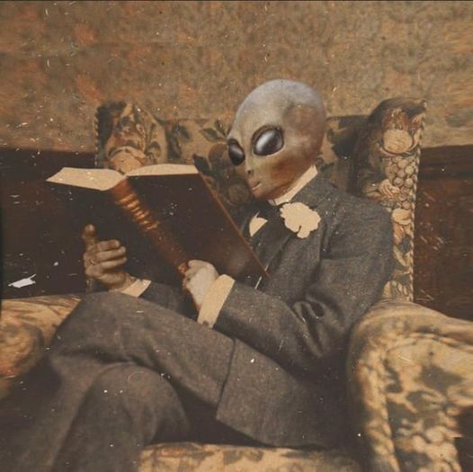 Extraterrestre   qui lit un livre en smoking