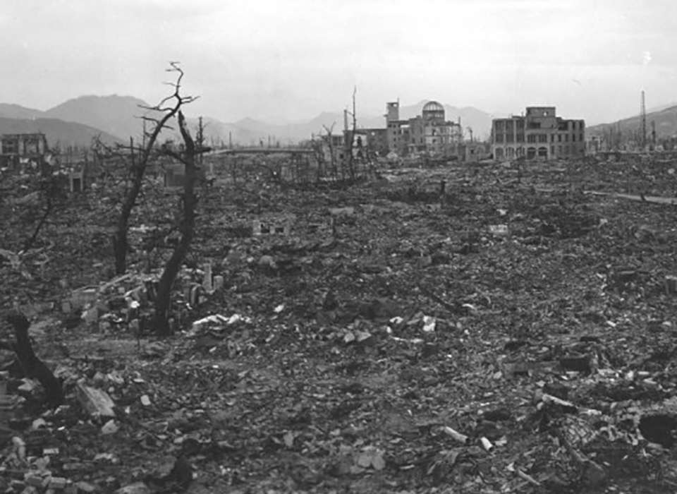 photo japon hiroshima d'une bombe nucléaire envoyé d'un bombardier nucléaire quantique de 2022 vers 1945=antenne 4 g antenne 5 g